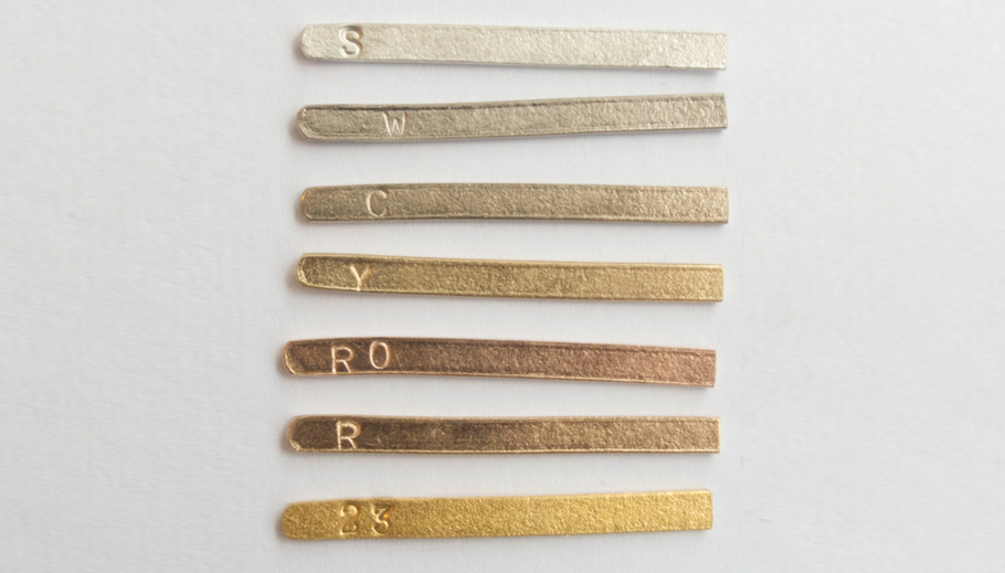 Сравнение цветов золота 750 пробы и серебра (сверху вниз): серебро 925 пробы, белое золото, белое «винтажное» золото, желтое золото, насыщенное розовое золото, красное золото, золото 958 пробы