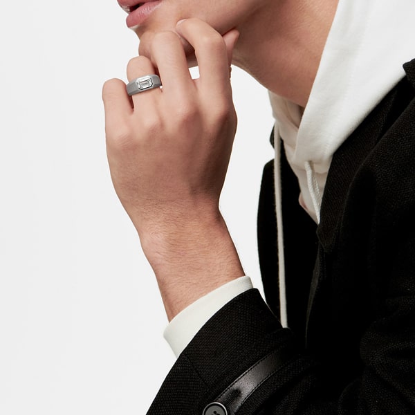 Первый вариант кольца с бриллиантом круглой огранки, вдохновленный оригинальным дизайном Tiffany Setting