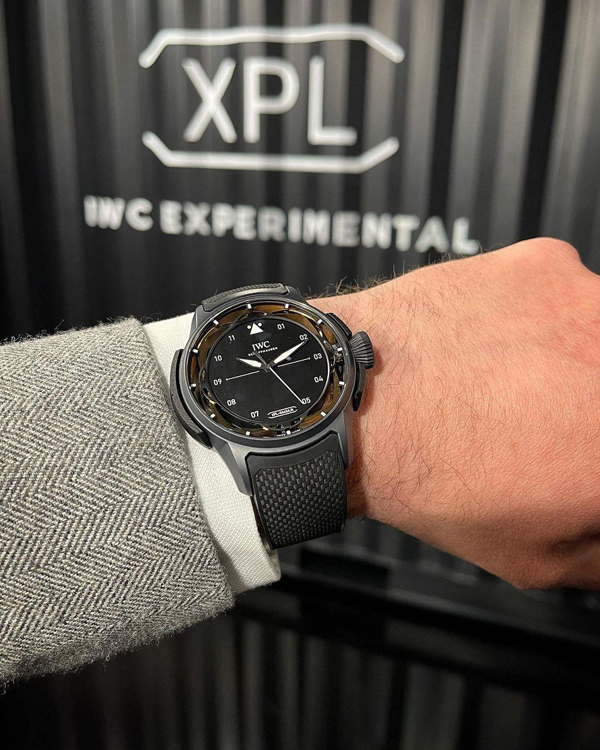 Часы IWC Big Pilot's Watch Shock Absorber XPL комплектуются черным текстурированным каучуковым ремешком с пряжкой