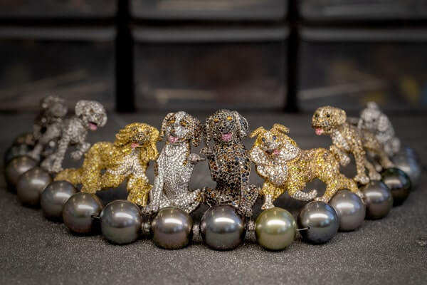 Экстравагантное колье с драгоценными фигурками собак